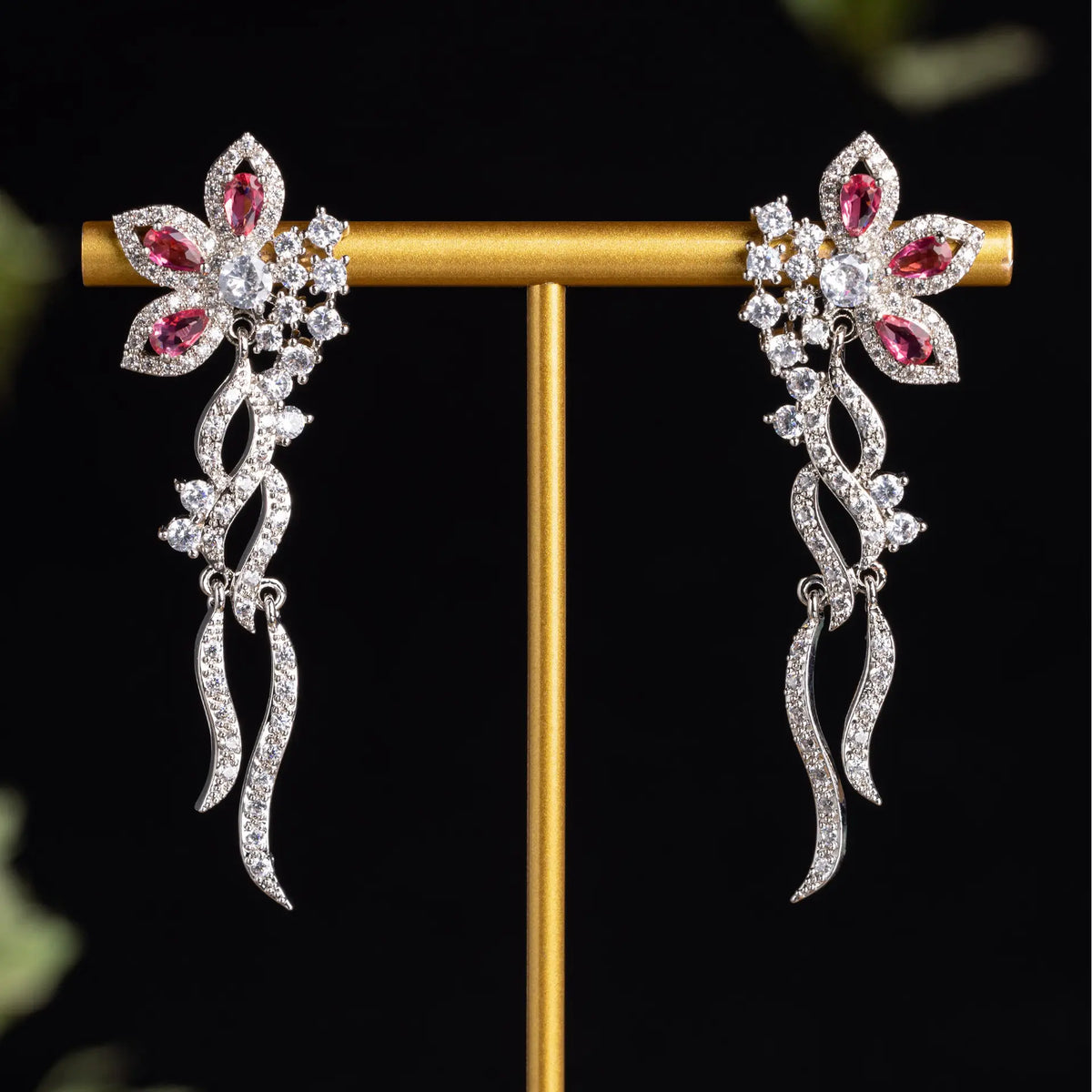 Boucles d'oreilles pendantes Ruby Rose glamour avec détails en cristal étincelant