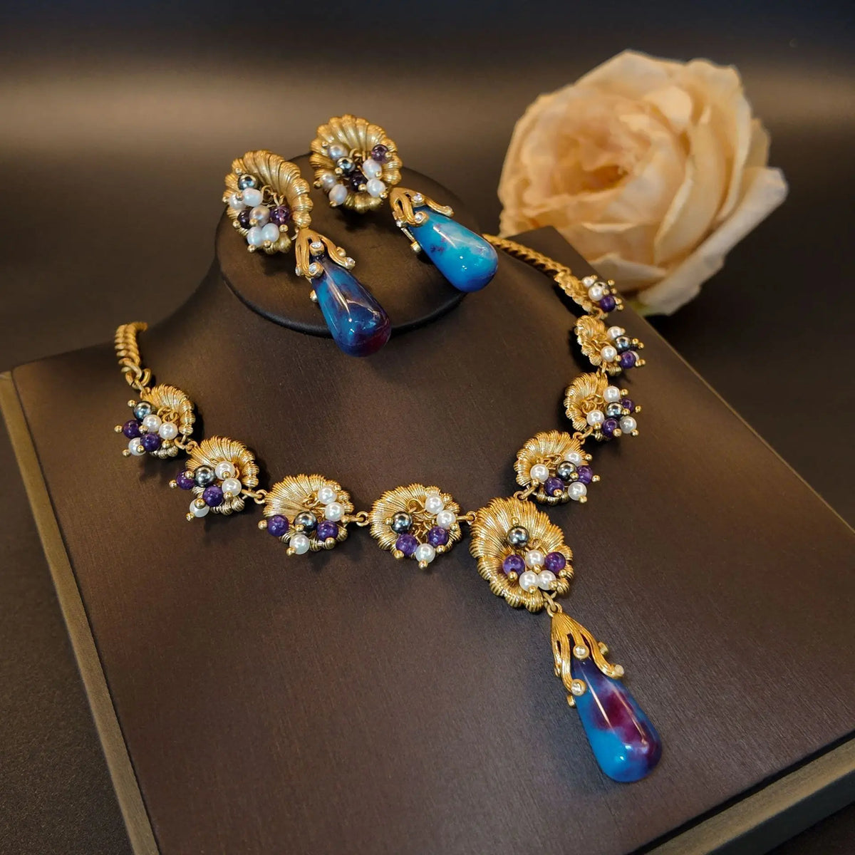Ensemble collier et boucles d'oreilles clous pendentifs fleur étamine perle d'eau douce