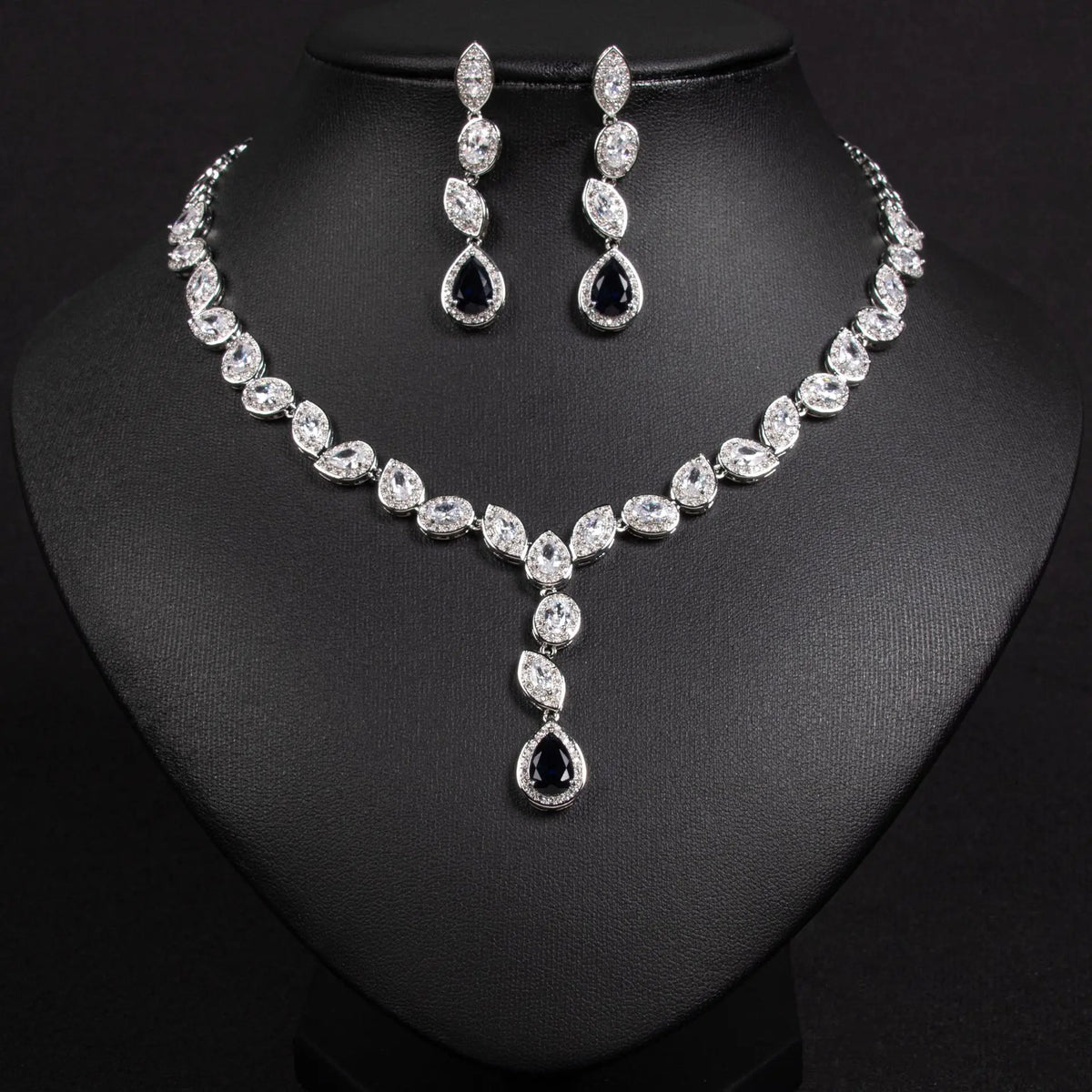 Parure collier et boucles d'oreilles élégante en forme de goutte d'eau avec zircons brillants