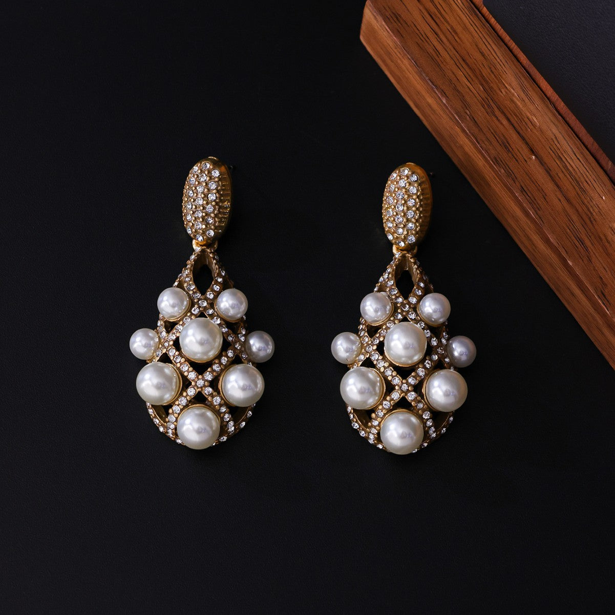 Mesh Hollow Pearl Earrings Fashion Versatile Earrings Retro Diamond Stud Earrings