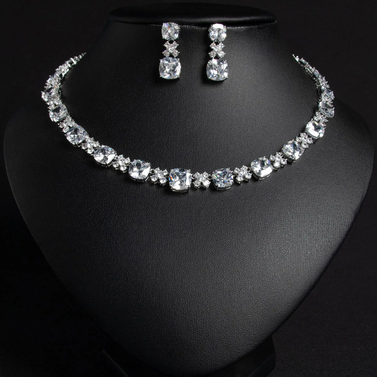 Parure Collier et Boucles d'Oreilles Élégante en Cristal Rose – Bijoux de Luxe Minimalistes pour Femme