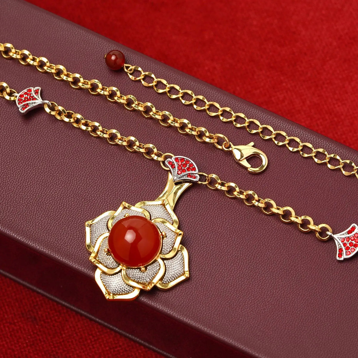 Parure de bijoux pour femme de luxe léger, motif camélia rouge médiéval, collier avec pendentif, boucles d'oreilles aiguilles tremella émail, style industriel lourd
