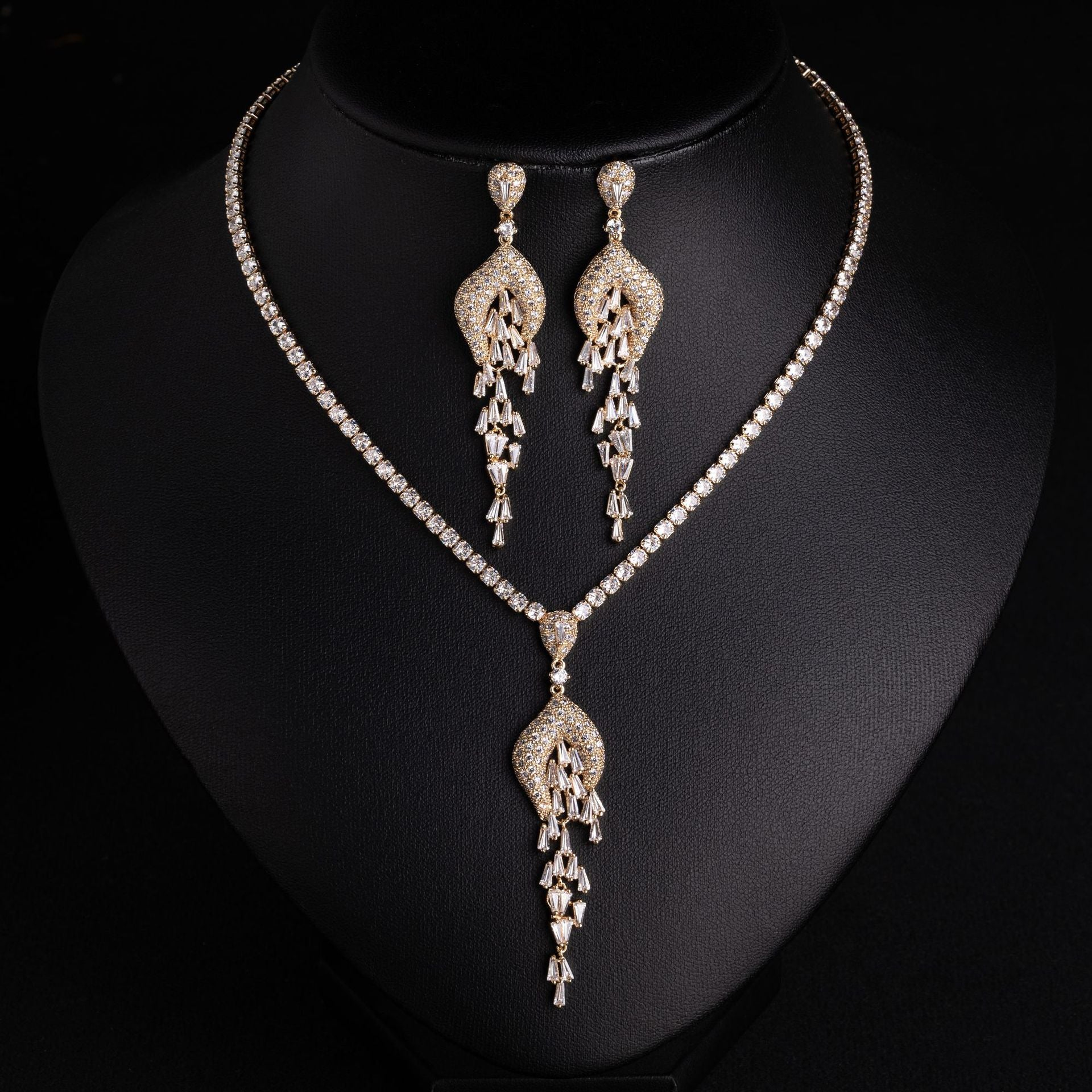 Elegant Gold Tassel Necklace Set – Sparkling Crystal Earrings Jewelry