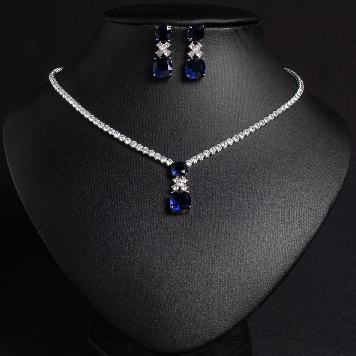 Parure moderne pendentif émeraude et boucles d'oreilles assorties
