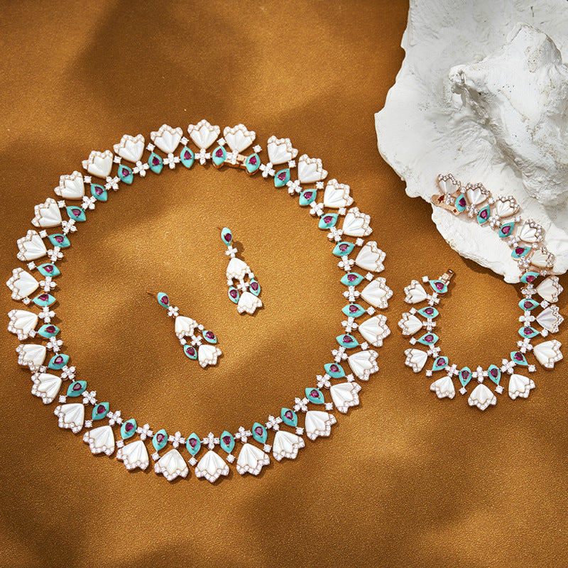 Original design gold-plated white shell cat claw necklace