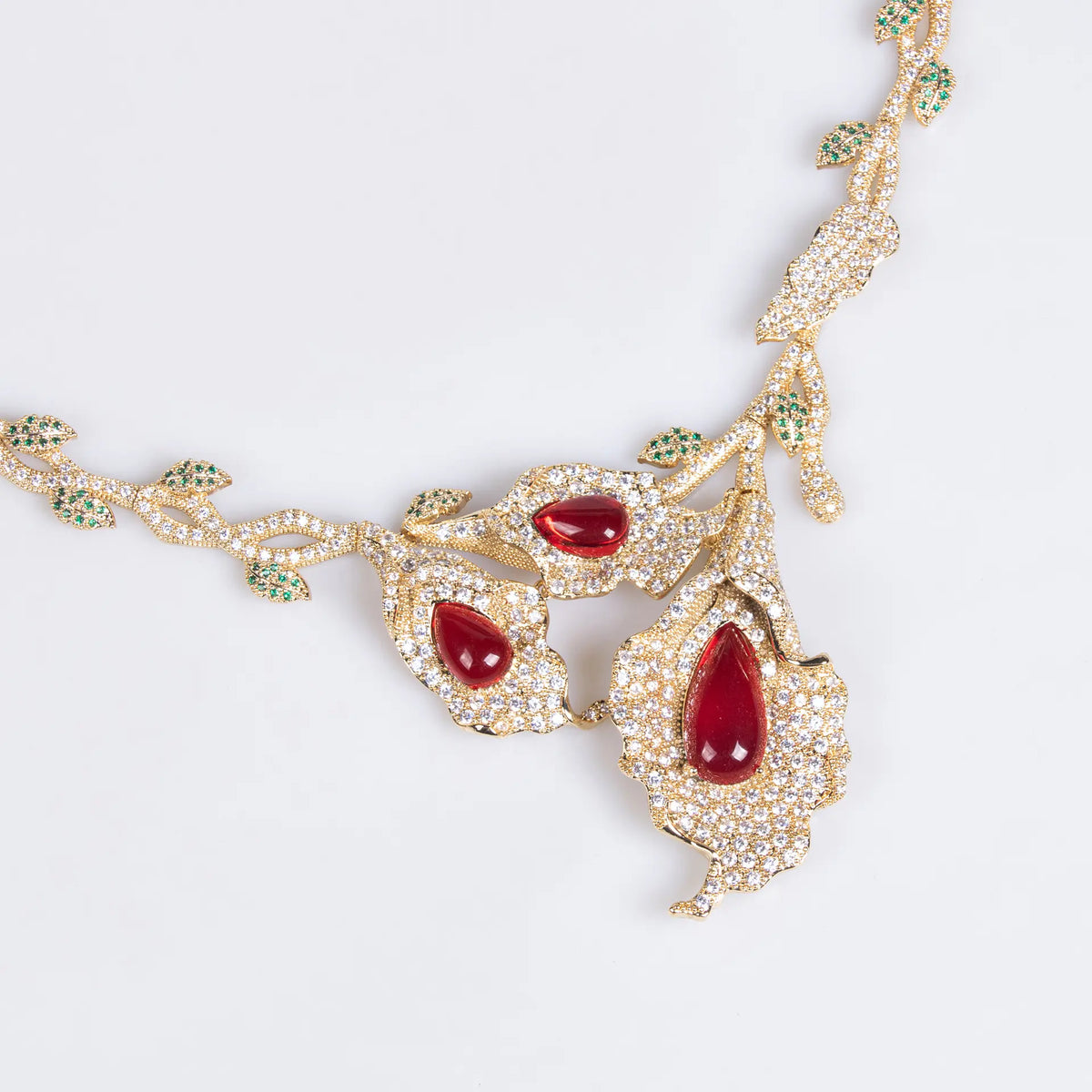 Parure de bijoux de luxe avec collier et boucles d'oreilles en cristal rouge en forme de goutte