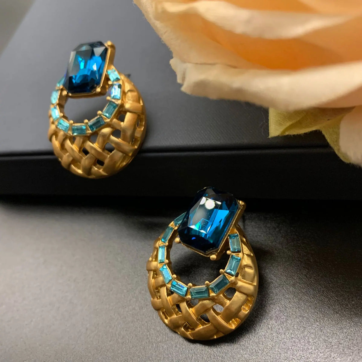 Boucles d'oreilles de luxe légères en maille bleue rétro