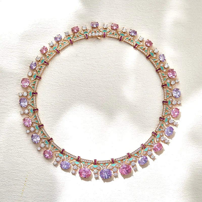 Collier en émail et pierres précieuses plaqué or
