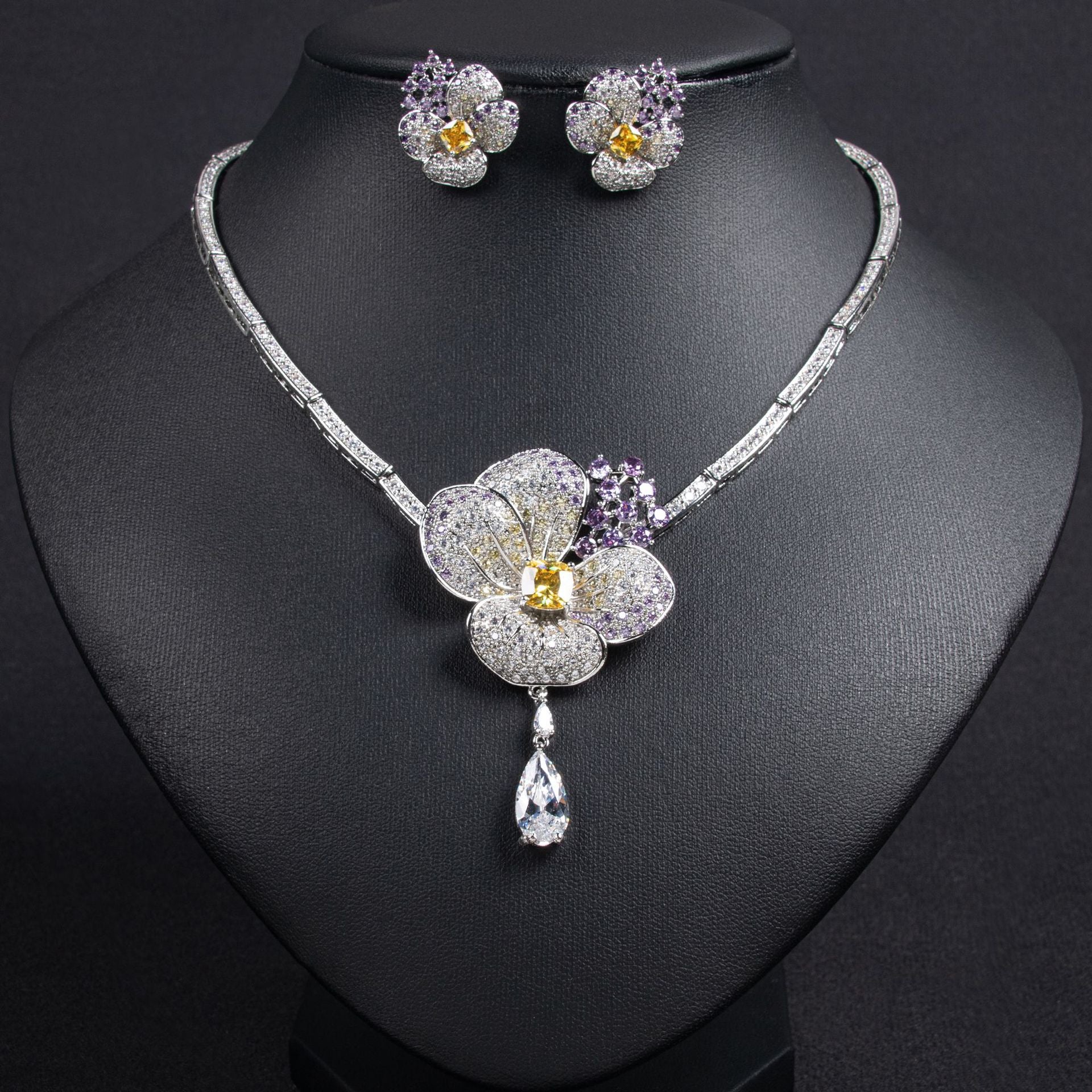 Parure Collier et Boucles d'Oreilles Fleur en Cristal et Or de Luxe