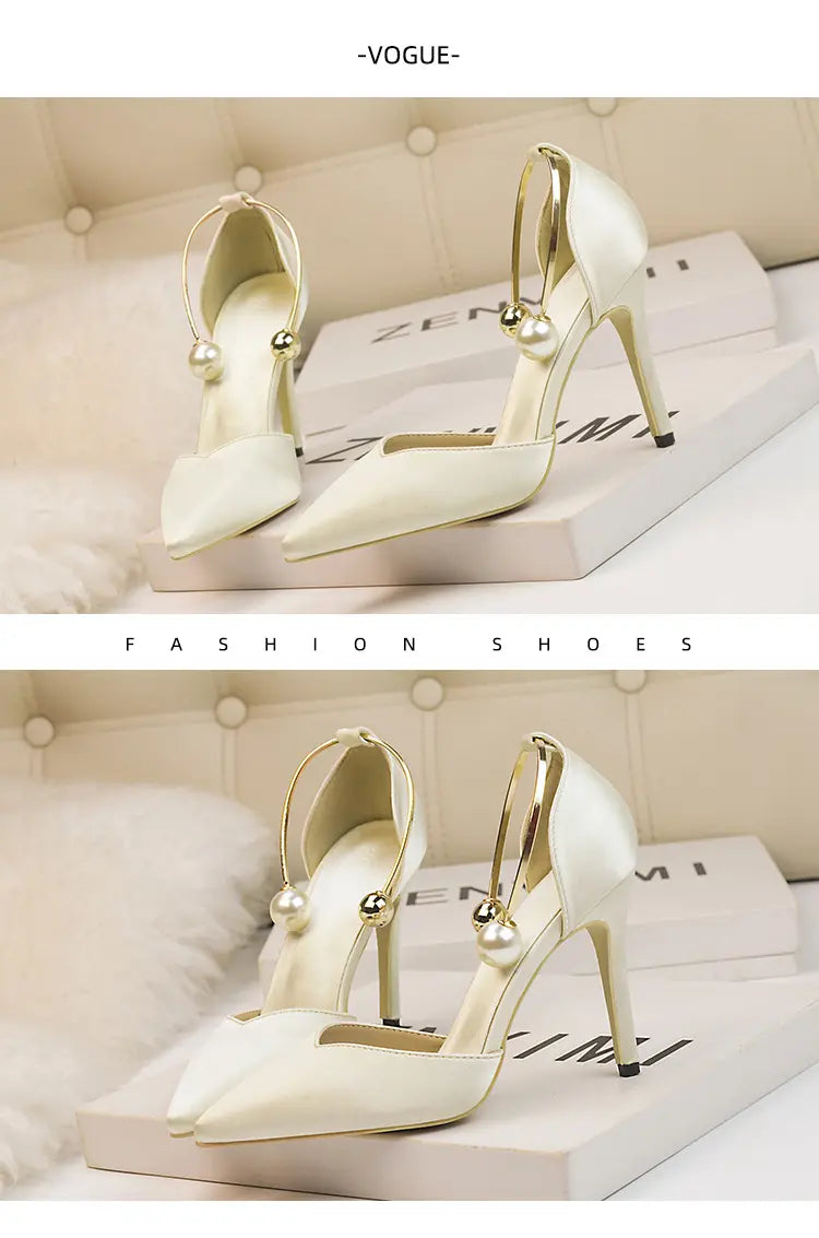 Sandales à talons hauts avec mot en métal creux en satin tendance
