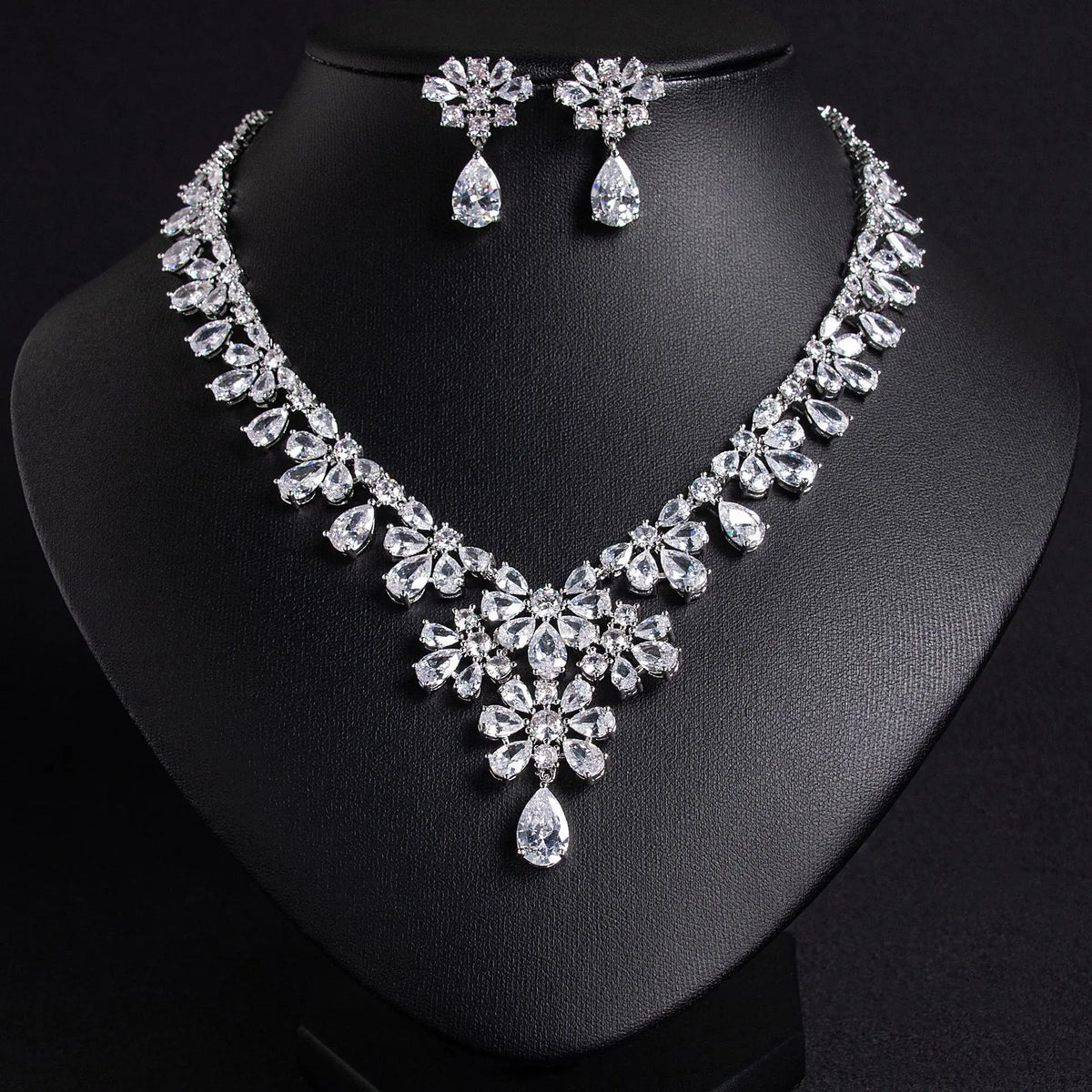 Parure collier et boucles d'oreilles de luxe avec cristaux multicolores pour les fêtes et les occasions spéciales