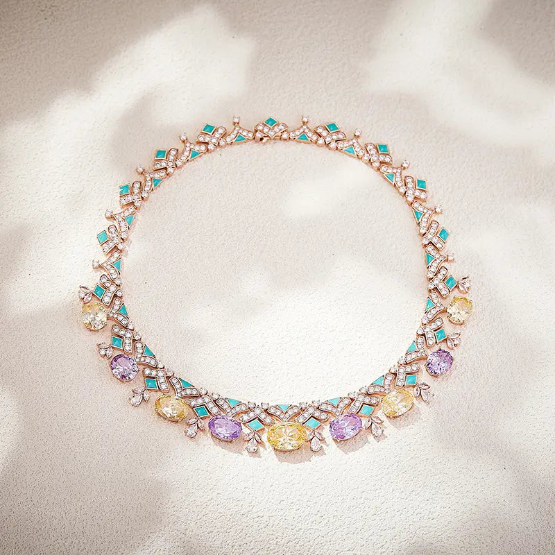 Collier en émail et pierres précieuses plaqué or