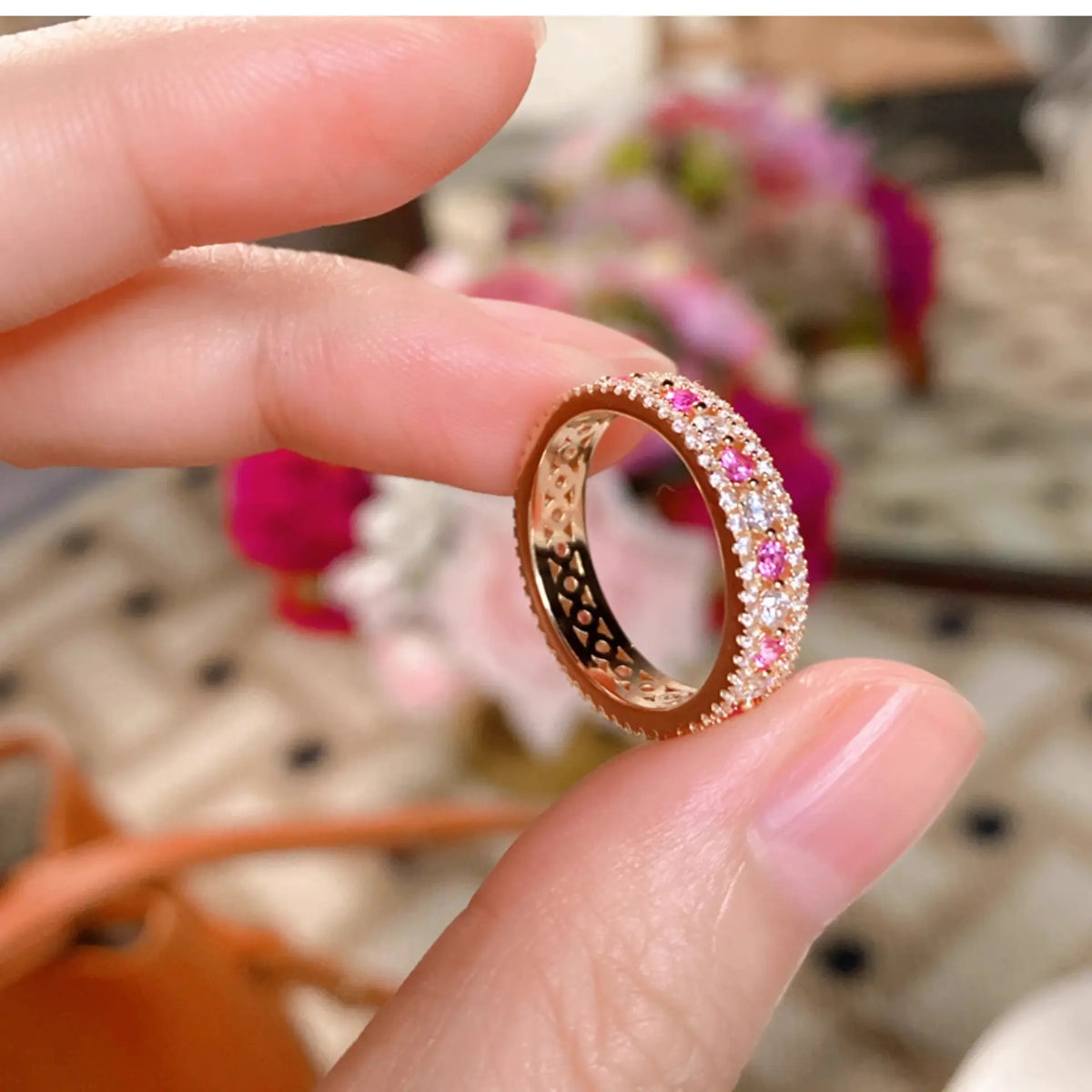 Bague creuse en or incrustée de diamants