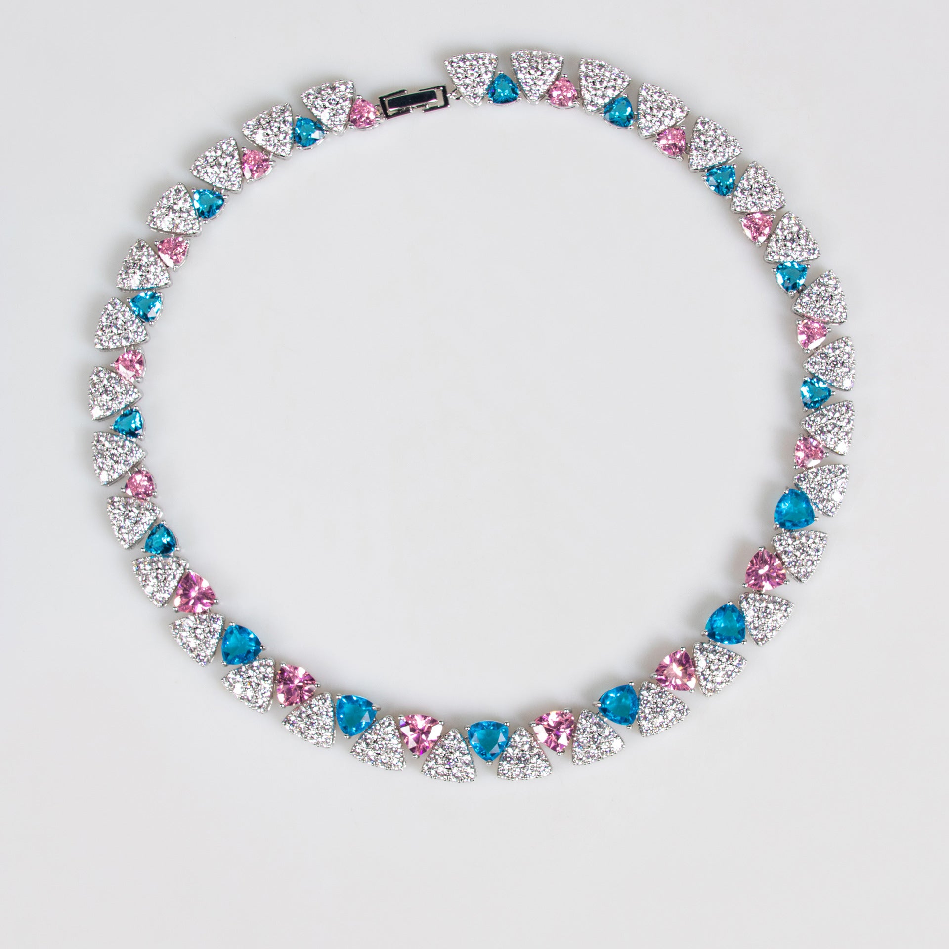 Parure collier et boucles d'oreilles élégante avec gemmes triangulaires géométriques