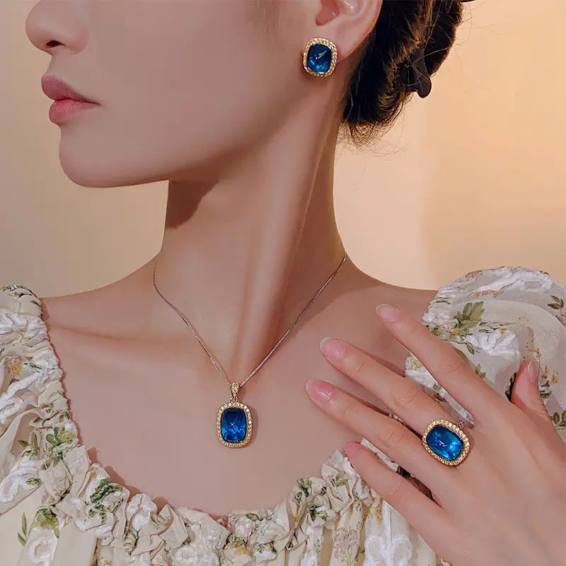 Parure de bijoux vintage avec collier, boucles d'oreilles et bague en zircon bleu
