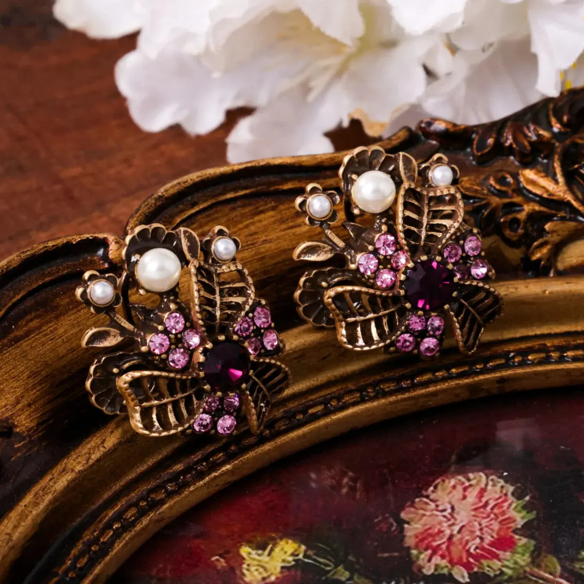 Élégant collier de perles multicouche avec motif floral en cristal