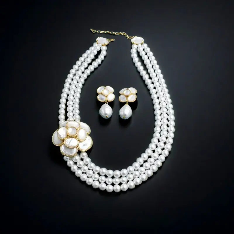 Ensemble collier et boucles d'oreilles clous camélia perle coquillage blanc naturel rétro français