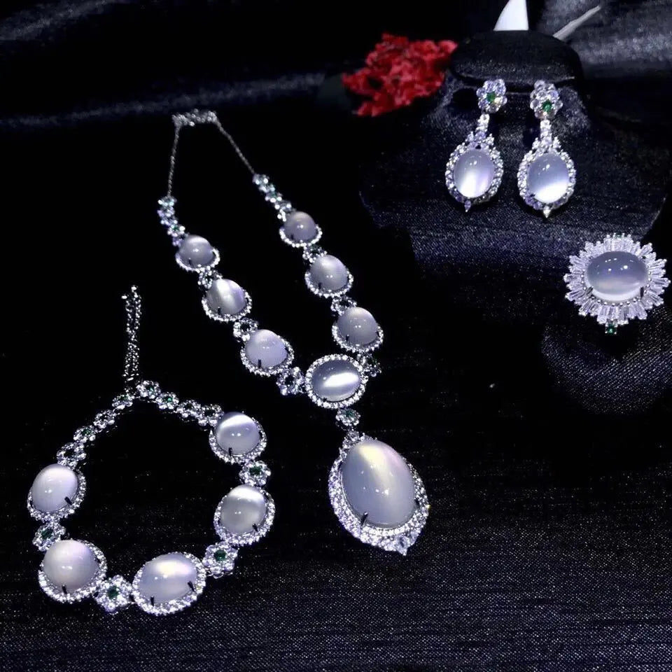 Parure de bijoux quatre pièces en diamant et pierres précieuses de mode