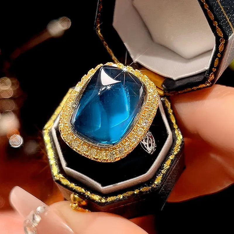 Parure de bijoux vintage avec collier, boucles d'oreilles et bague en zircon bleu