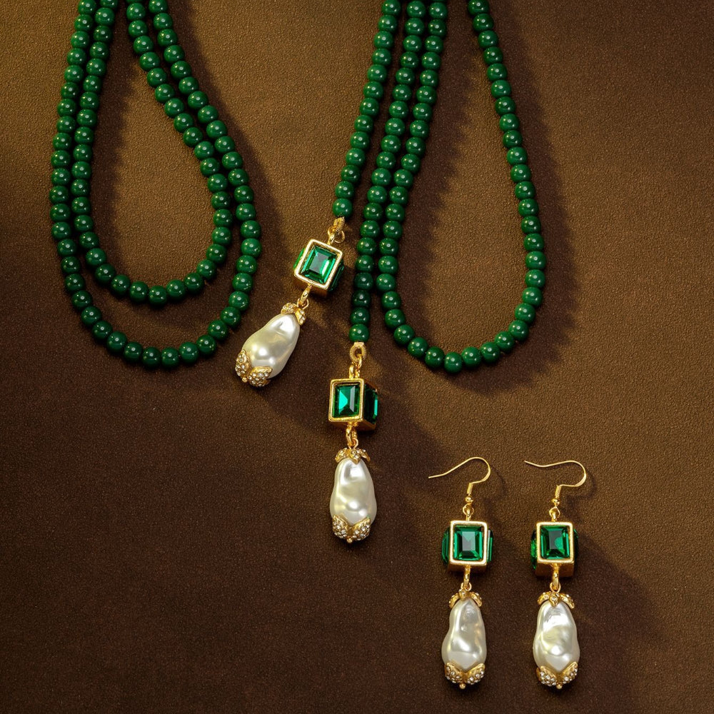 Parure de collier perles et de boucles d'oreilles émeraude en sucre d'époque médiévale