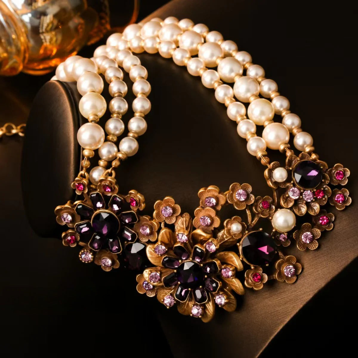 Élégant collier de perles multicouche avec motif floral en cristal