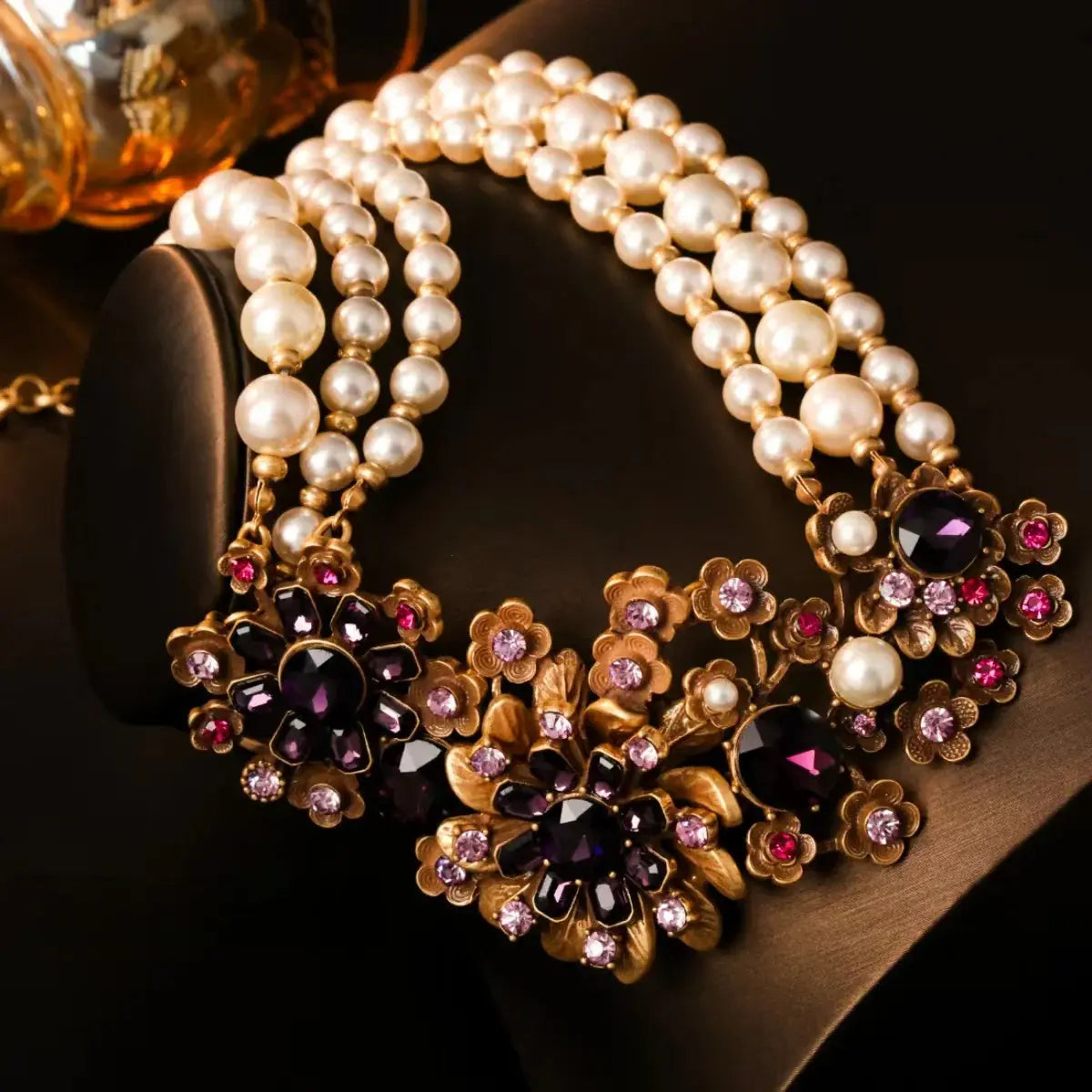 Élégant collier de perles multicouche avec motif floral en cristal