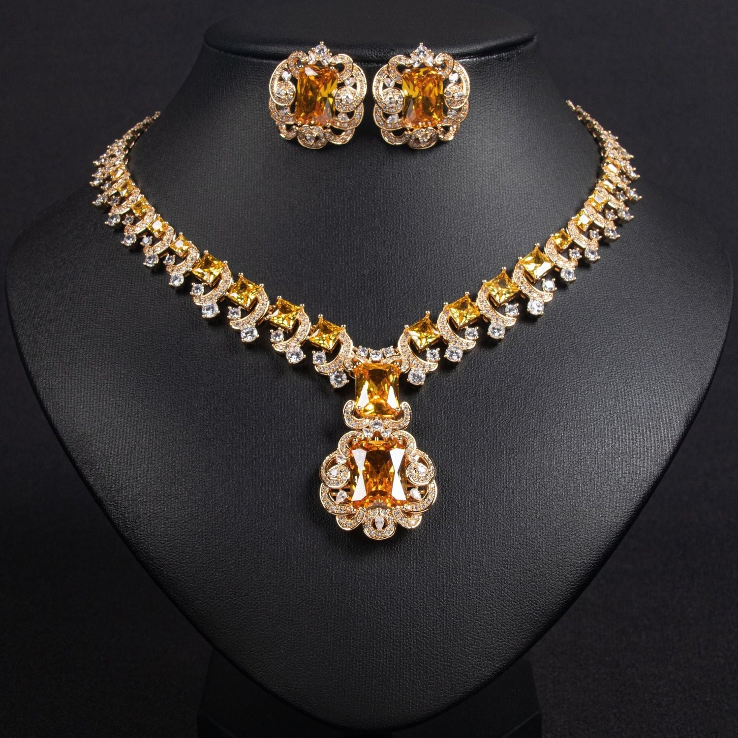 How to Style Golden Statement Jewelry for Weddings, Parties & Elegant Evenings