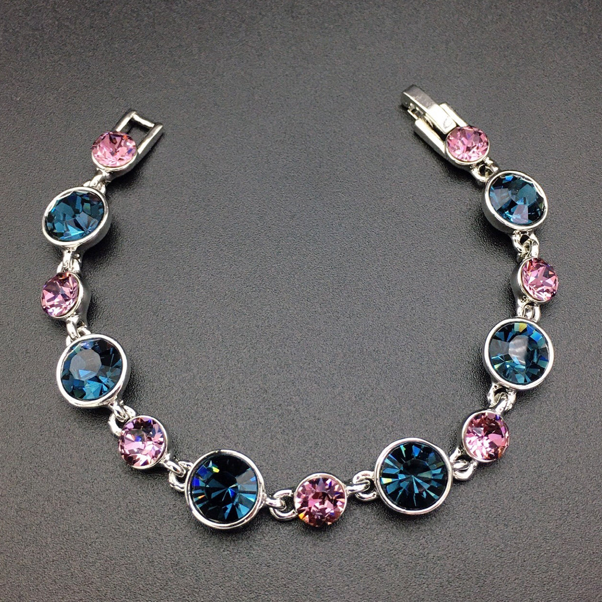 Rhombus four-leaf clover hollow bracelet