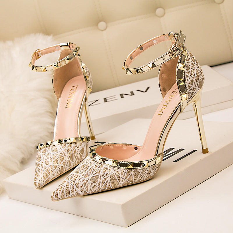 Pointed hollow rivets with high-heeled sandals