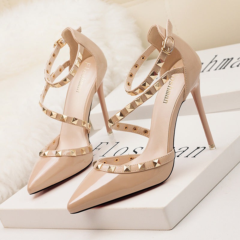 Simple pointed rivets hollow word with high heels