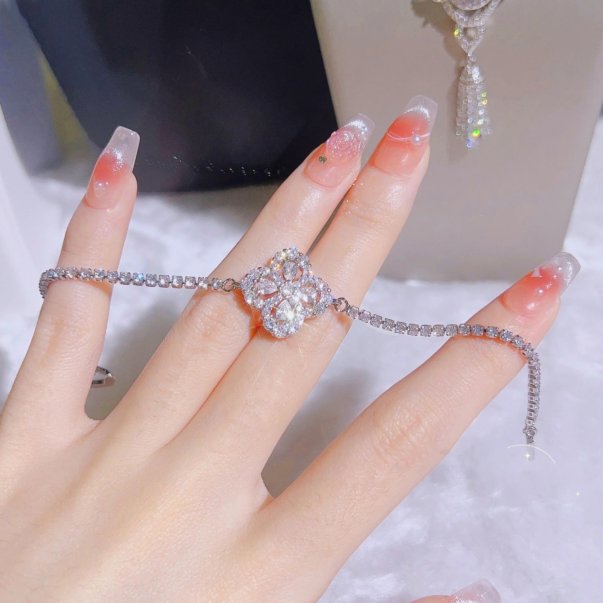 Rhombus four-leaf clover hollow bracelet