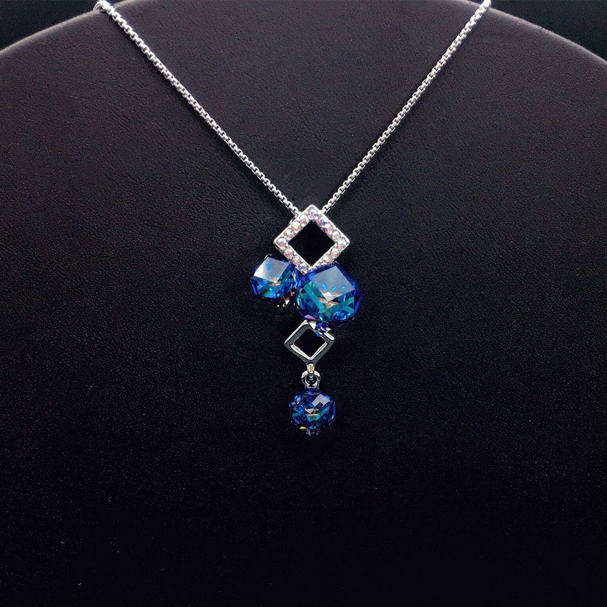 Fashionable blue geometric gemstone necklace