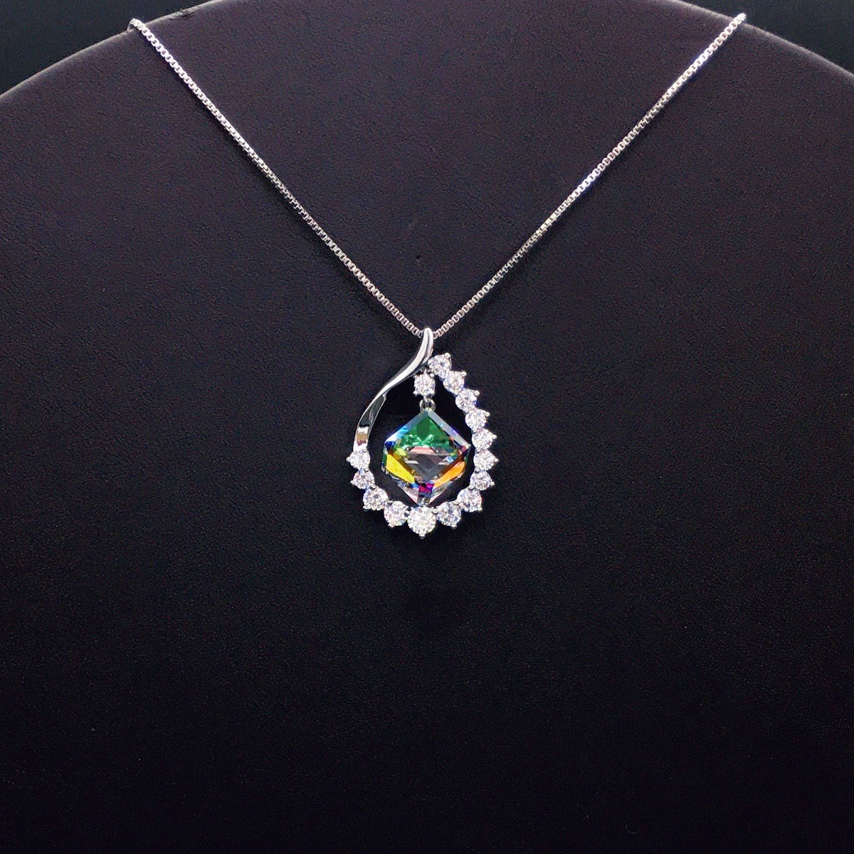 Fashionable geometric bouncing gemstone necklace