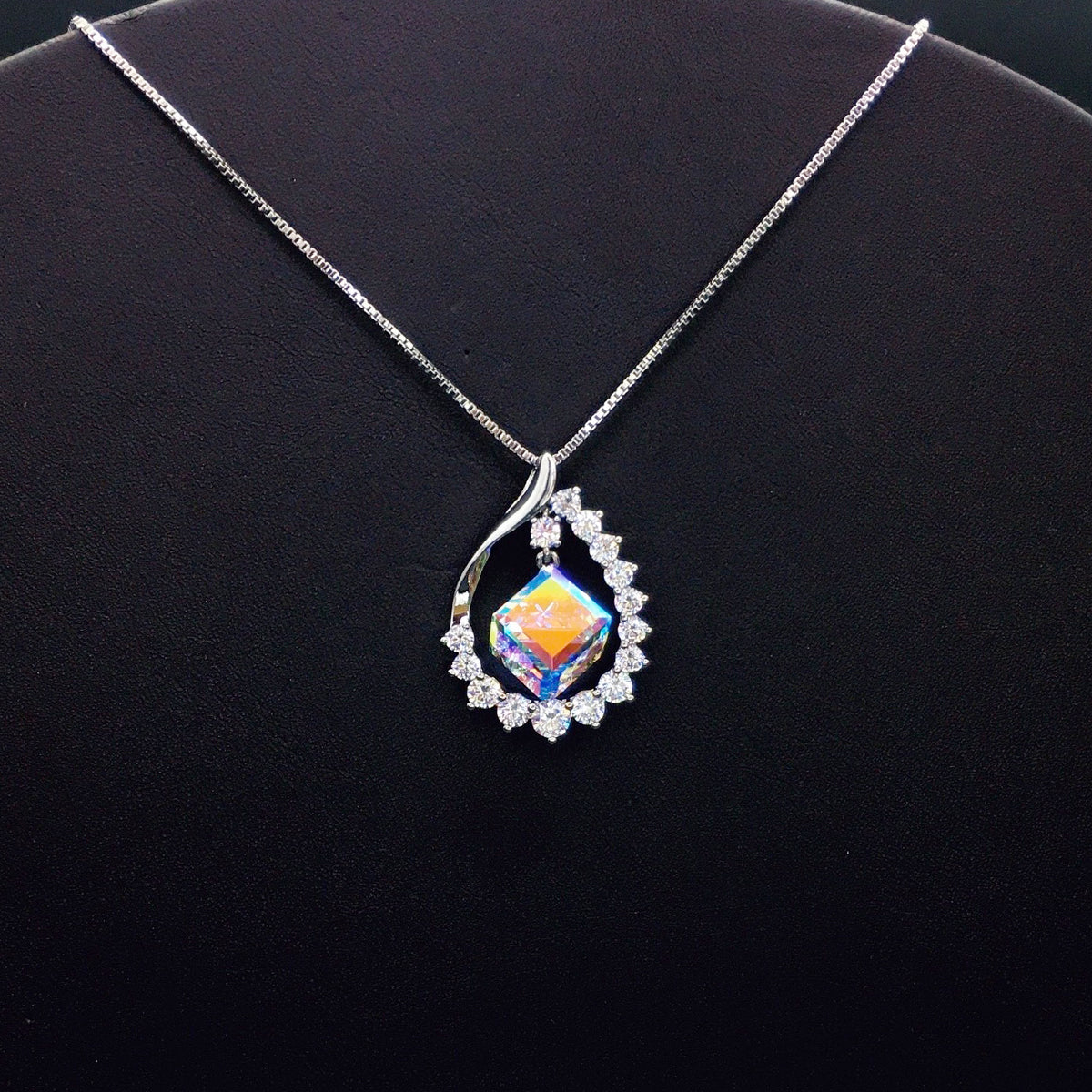 Fashionable geometric bouncing gemstone necklace