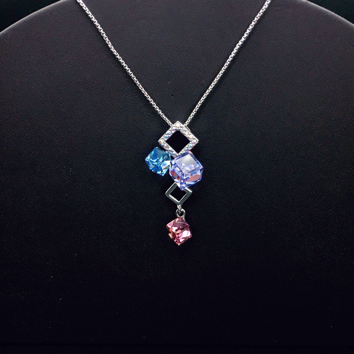 Fashionable blue geometric gemstone necklace