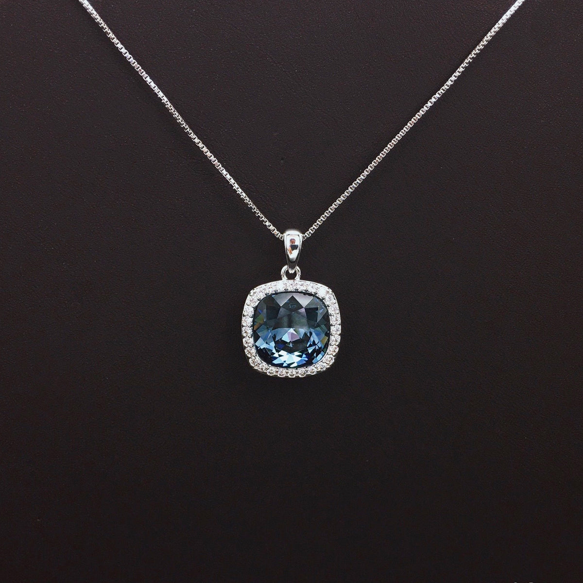 Fashionable square cut gemstone necklace