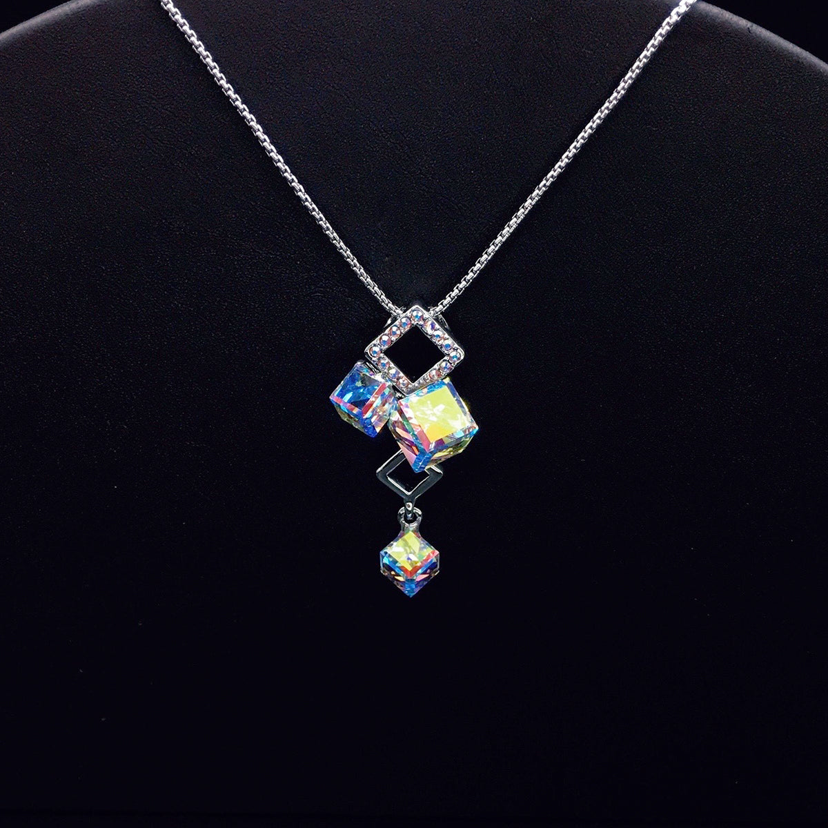 Fashionable blue geometric gemstone necklace