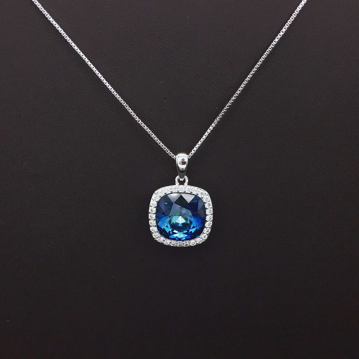 Fashionable square cut gemstone necklace