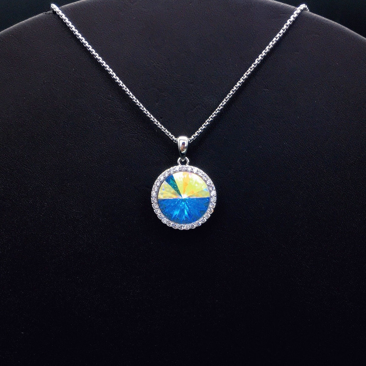 Glamorous Round Blue Crystal Pendant Necklace for Romantic Dates