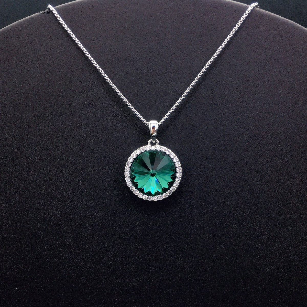 Glamorous Round Blue Crystal Pendant Necklace for Romantic Dates