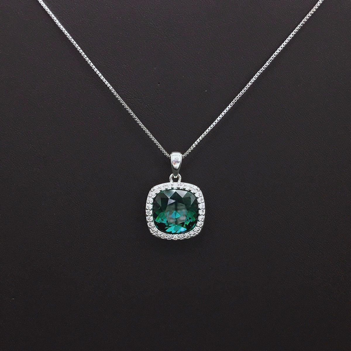 Fashionable square cut gemstone necklace