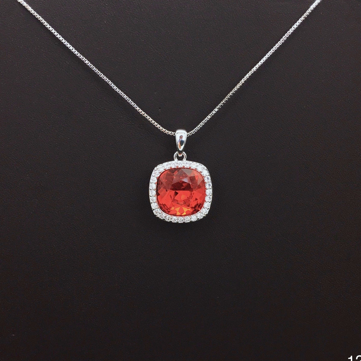 Fashionable square cut gemstone necklace