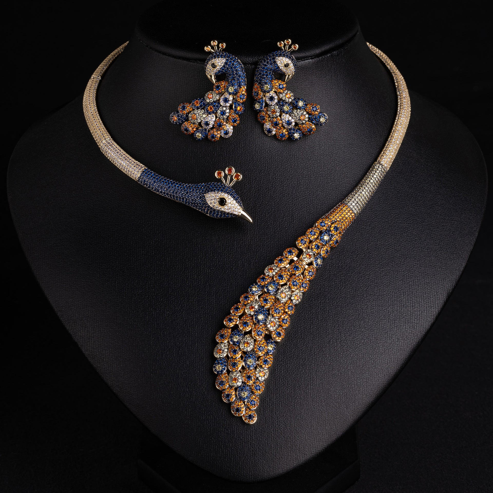 Parure Collier Boucles d'Oreilles Paon Entièrement Ornée de Diamants et Pierres Précieuses Colorées