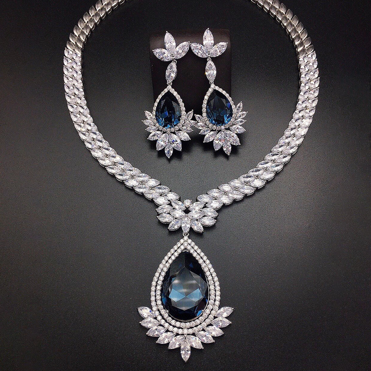 Parure Collier et Boucles d'Oreilles Cristal Vert Émeraude Royal