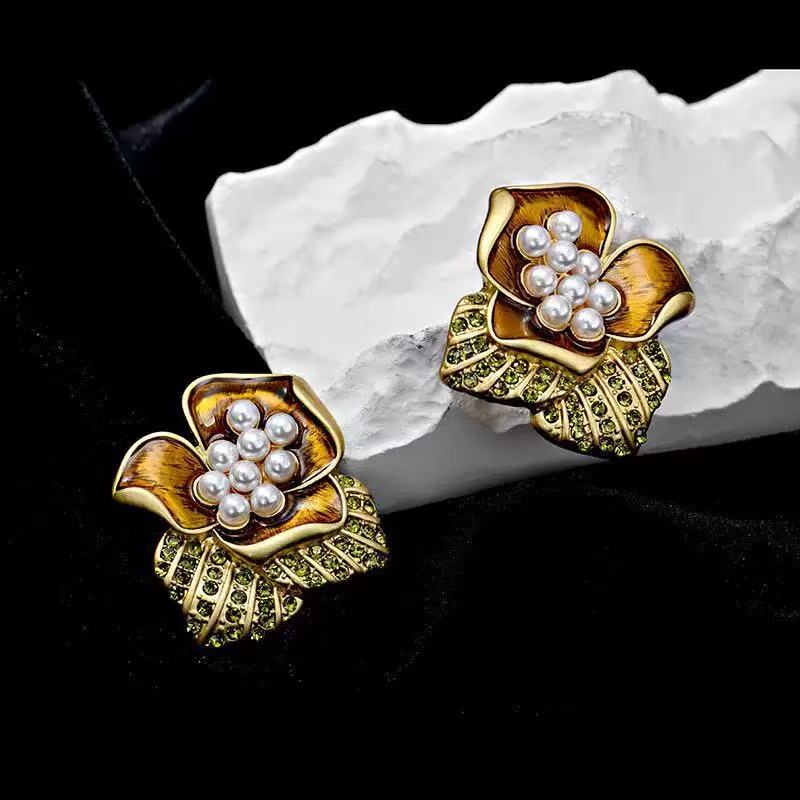 Bague médiévale en or ornée de diamants verts et de feuilles d'or