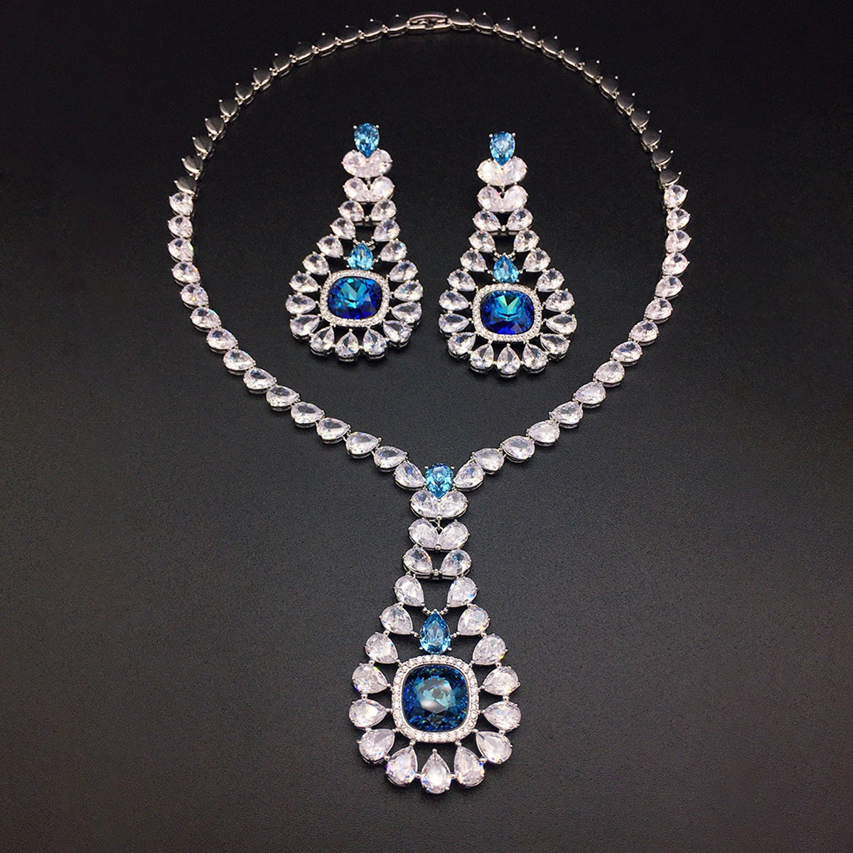 Parure collier et boucles d'oreilles en cristal saphir bleu de luxe