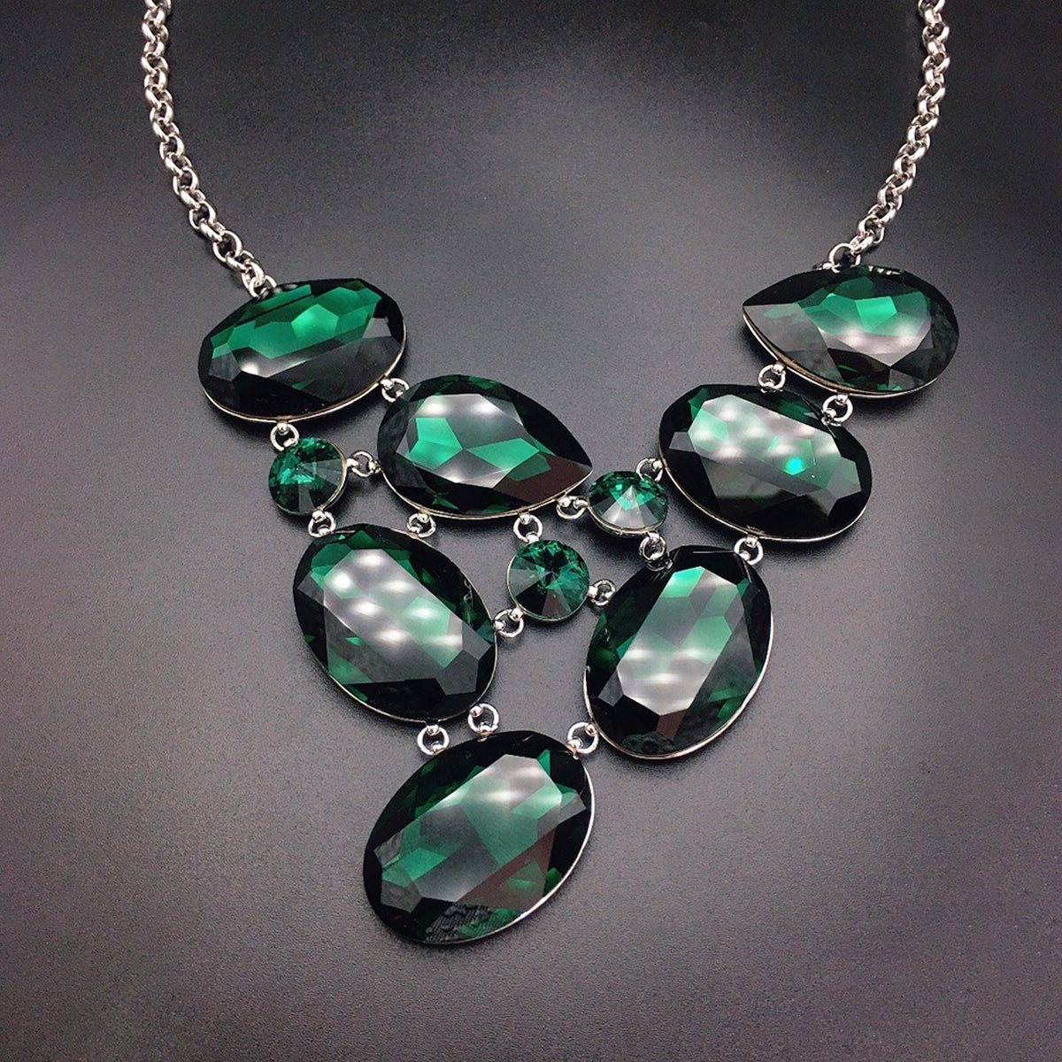 Élégant Collier en Cristal Facetté Vert Émeraude – Bijou Style Vintage