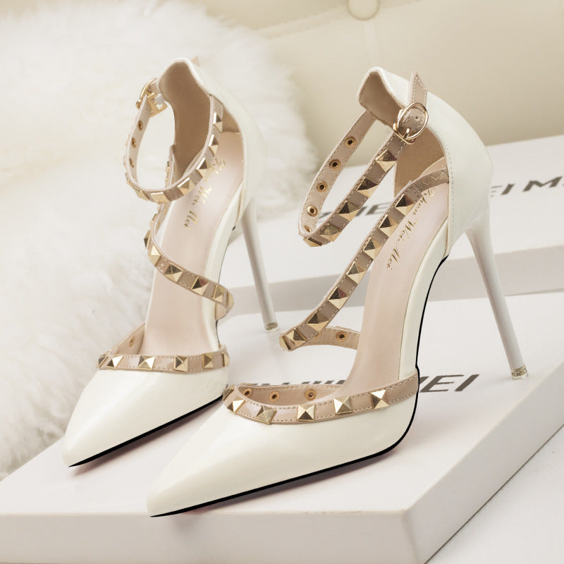 Simple pointed rivets hollow word with high heels