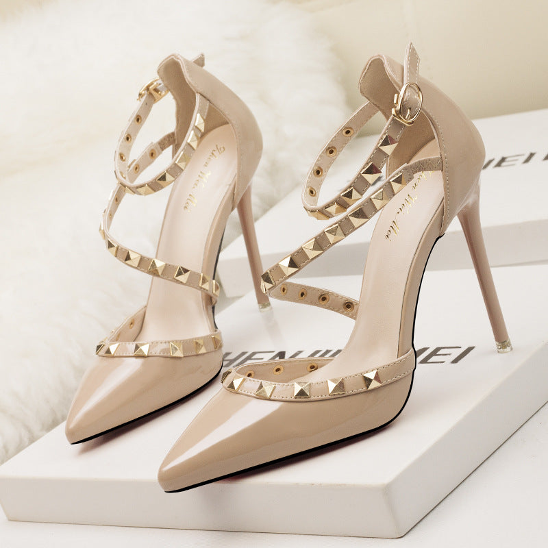 Simple pointed rivets hollow word with high heels