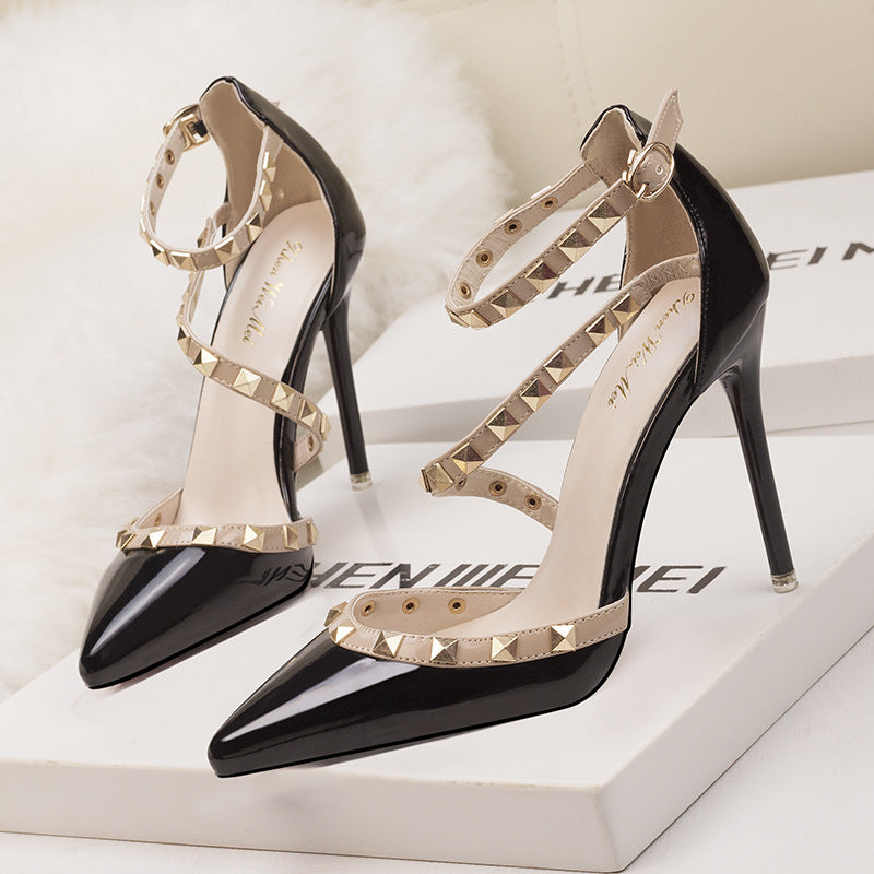 Simple pointed rivets hollow word with high heels